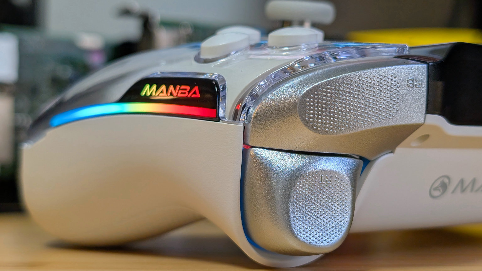 Manba One Controller Review - Shoulders