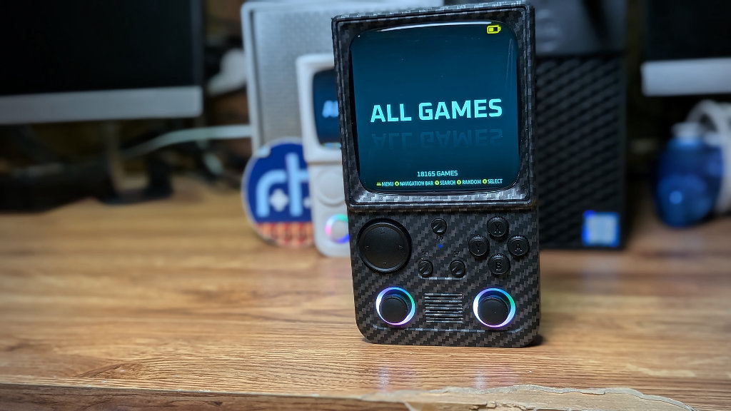 Game_Console_R36TMAX_R36T_desk - Retro Handhelds Game_Console_R36TMAX_R36T_desk