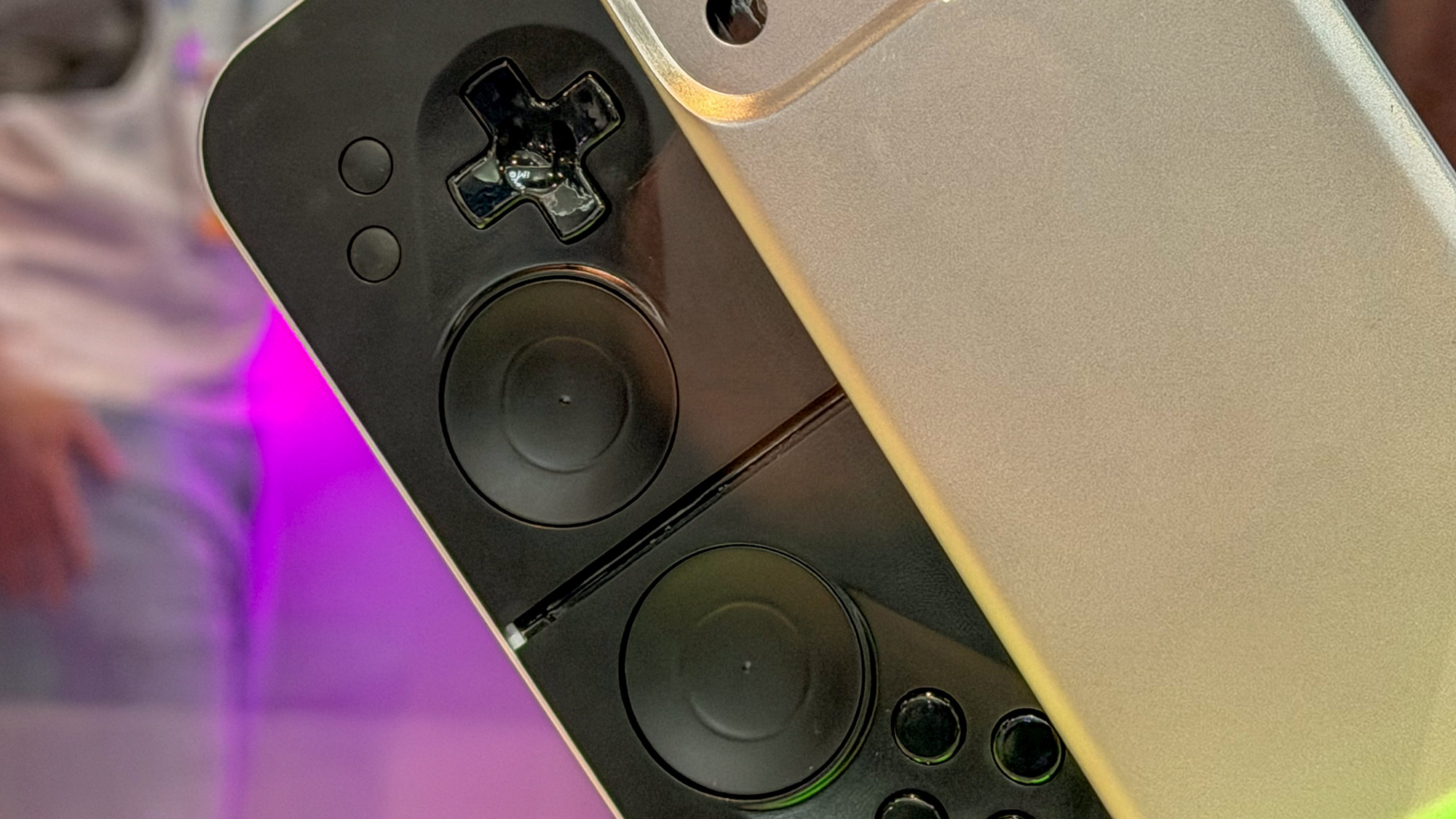 MCON Slim & Lite - CES 2026 - Retro Handhelds MCON Slim & Lite - CES 2026