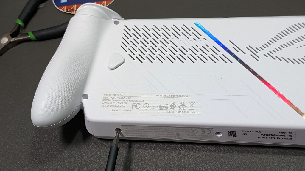 Asus_ROG_Xbox_Ally_Bottom_Screws