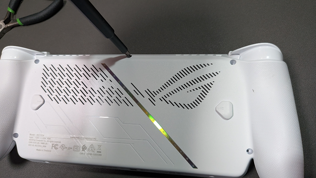 Asus_ROG_Xbox_Ally_12oclock_Screw