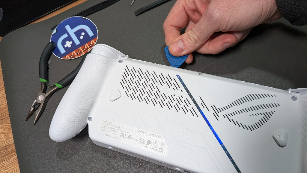 Asus_ROG_Xbox_Ally_Pry_Pick_Seam