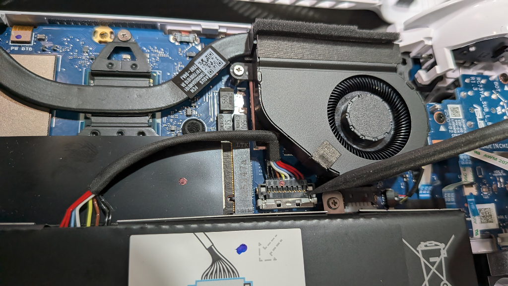 Asus_ROG_Xbox_Ally_Battery_Terminal