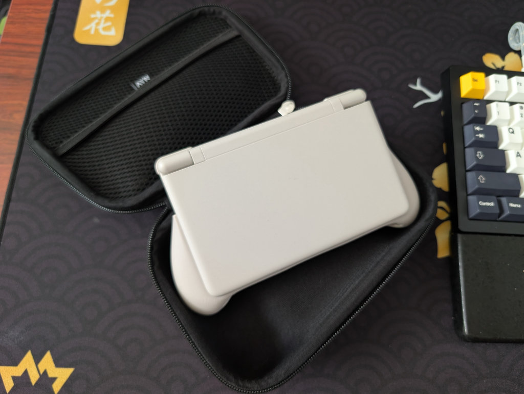 AYN Thor with TPU Grip and Carrying Case