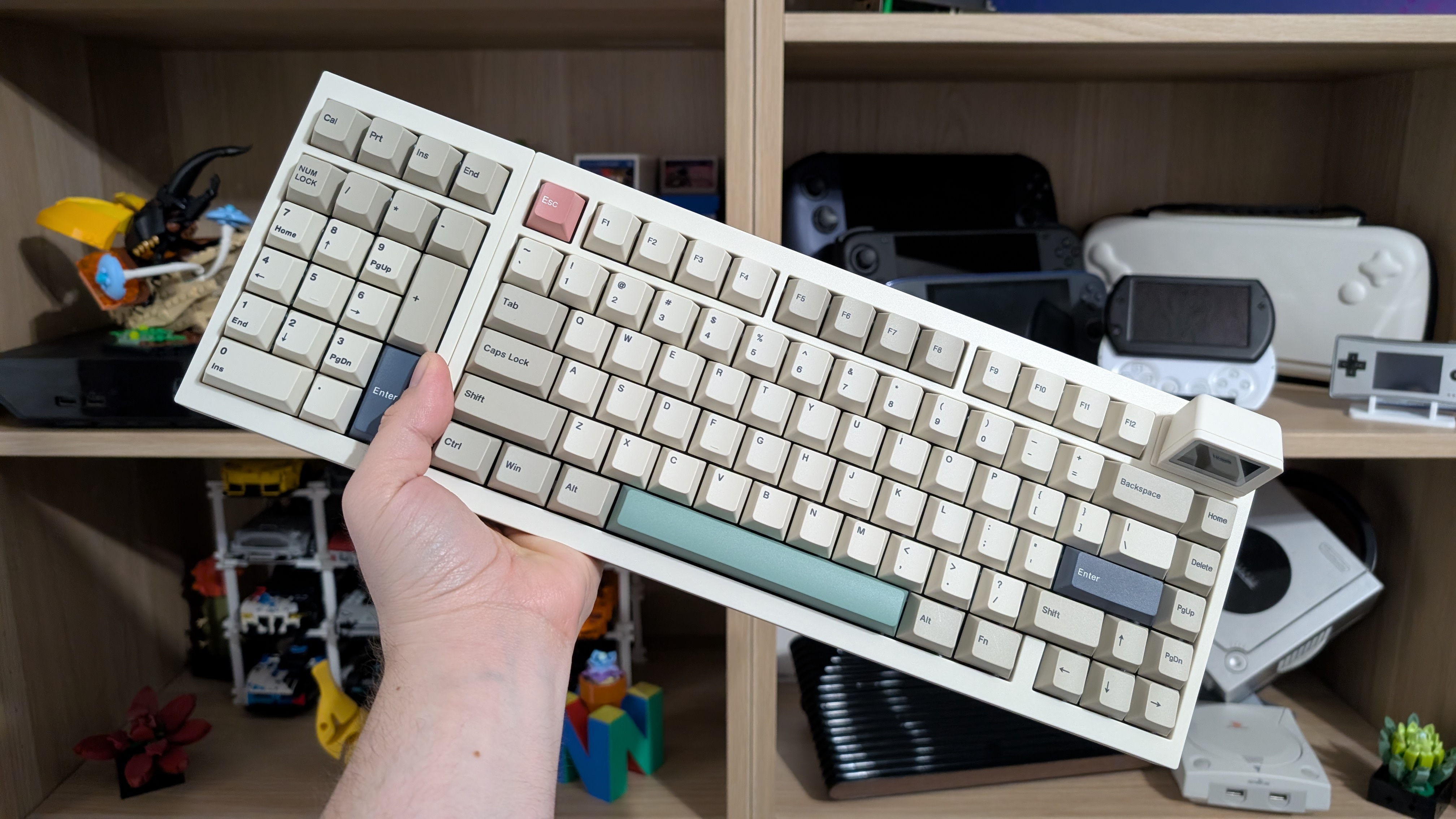 Epomaker-RT98-In-Handjpg | Retro Handhelds