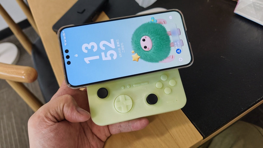 GameMT E5 ModX - MagSafe Controller with iPhone Attached