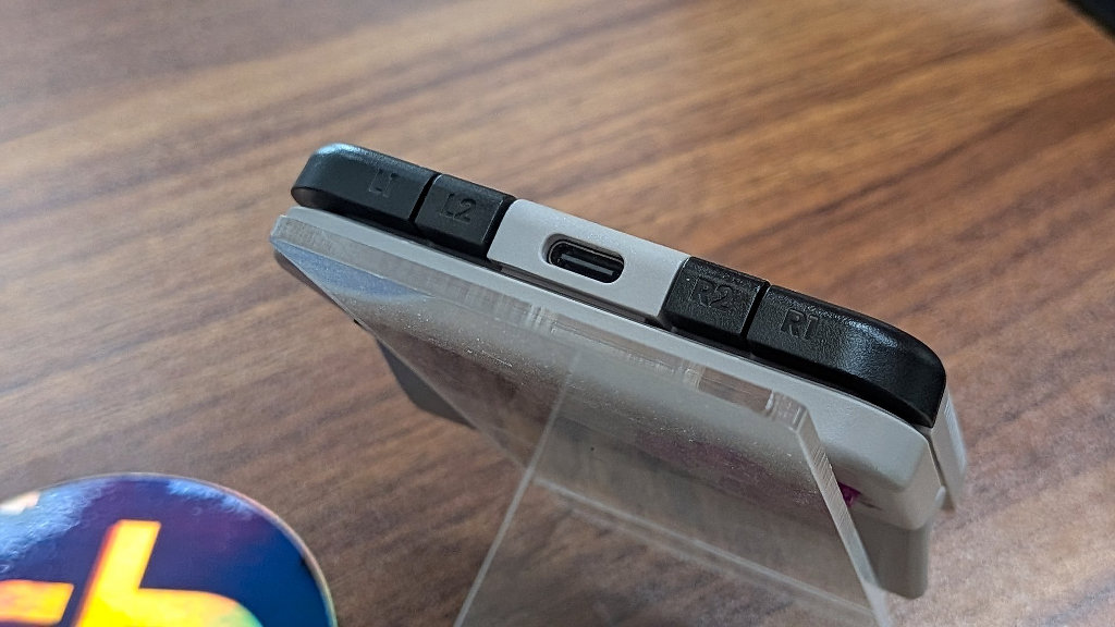 Gamesir_Pocket_Taco_Shoulders