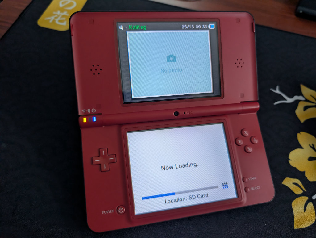 DSi XL Loading with TwilightMenu