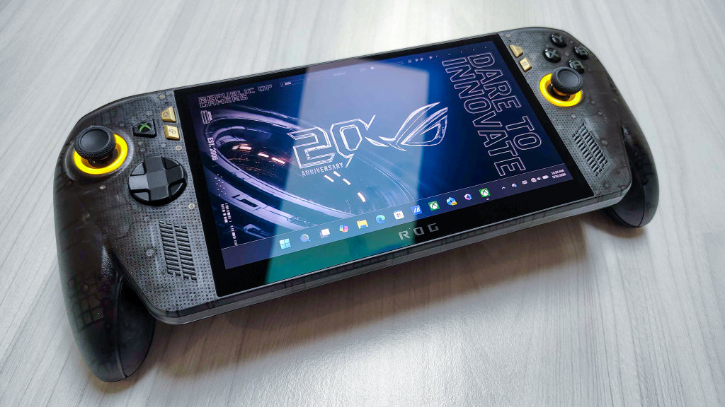 ASUS ROG Xbox Ally X20 - On Table | Retro Handhelds ASUS ROG Xbox Ally X20 - On Table