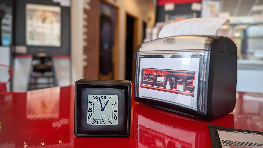 Anbernic_RG_Rotate_closed_clock_escape_room | Retro Handhelds Anbernic_RG_Rotate_closed_clock_escape_room