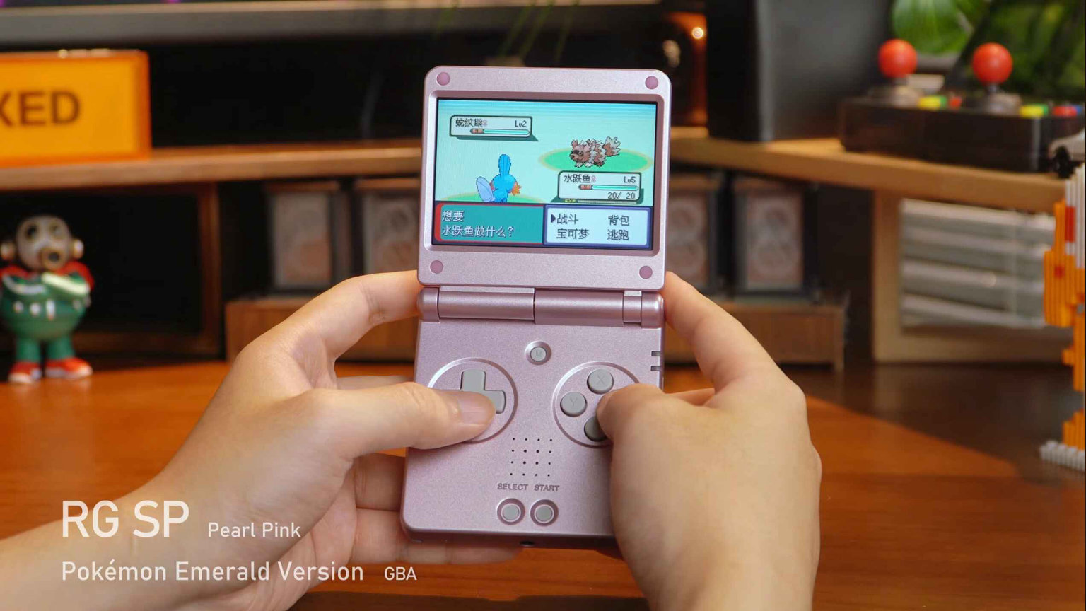 Anbernic RG SP Playing Pokemon Emerald Version for GBA | Retro Handhelds Anbernic RG SP Playing Pokemon Emerald Version for GBA