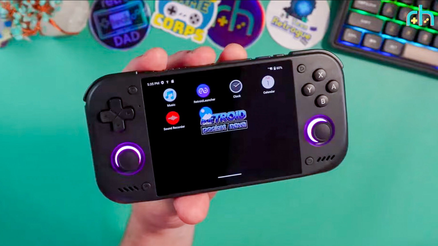 Retroid Pocket Nova First Look in hand | Retro Handhelds Retroid Pocket Nova First Look in hand