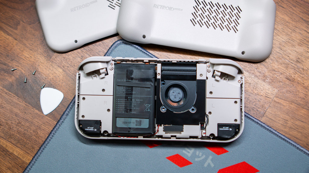 Retroid Pocket Nova Replacing Backplate 1024x576 | Retro Handhelds Retroid Pocket Nova Replacing Backplate 1024x576